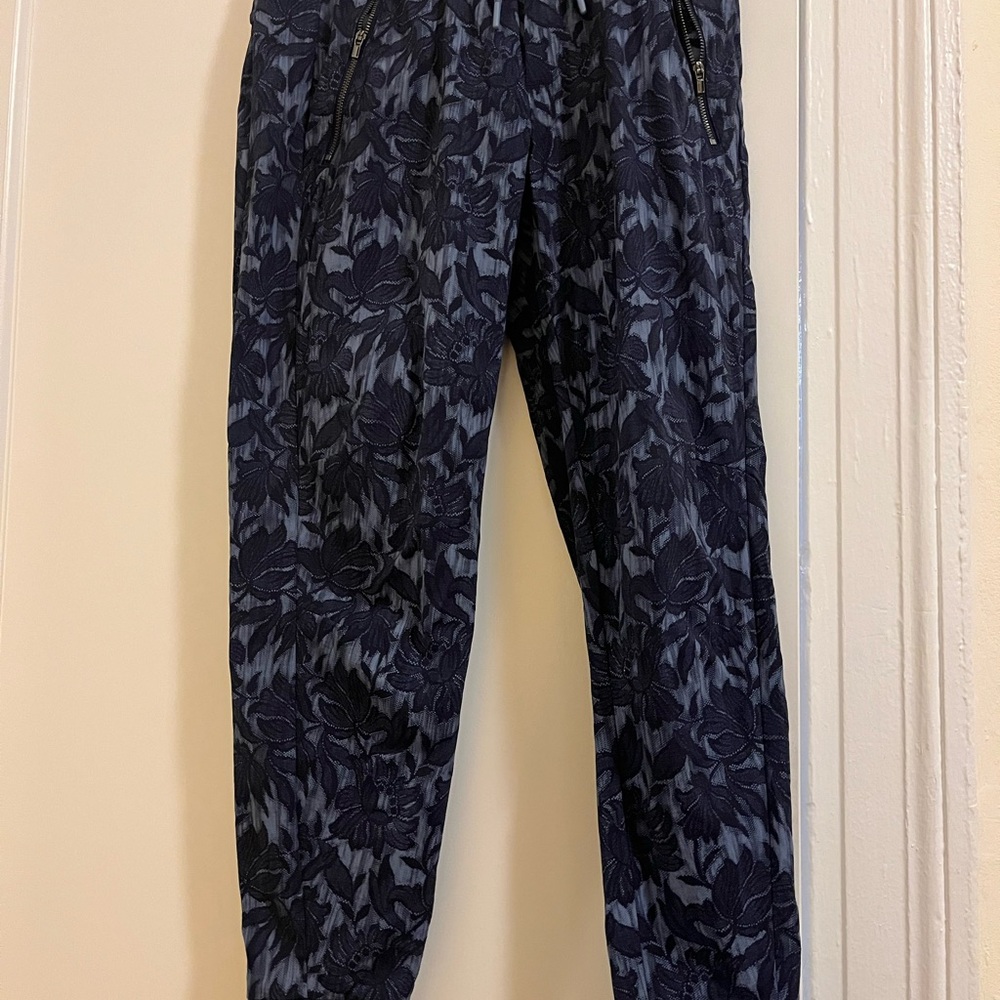 Athleta Trekkie North Jogger Ethereal Bloom Cottage Blue size 4 pants